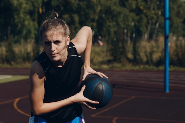 Joven basquetbolista jugando street ball