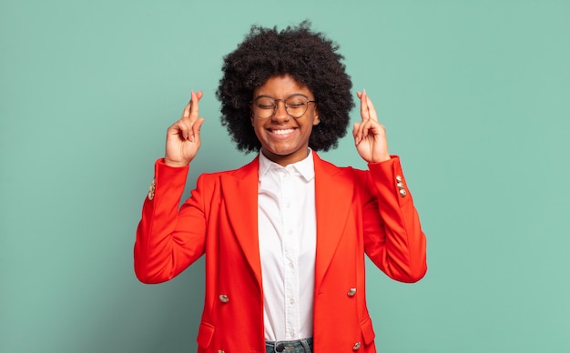 joven, bastante, mujer negra, con, dedos cruzados