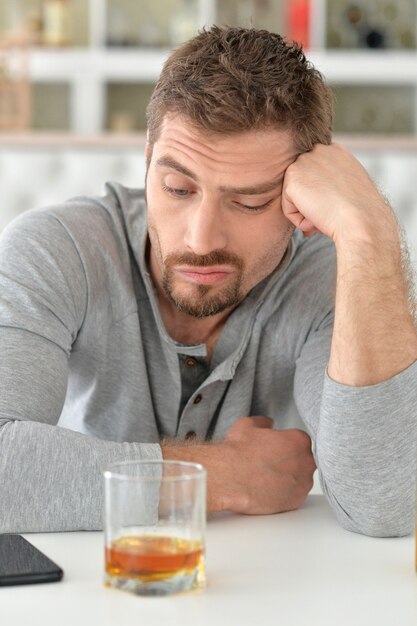 Joven, con, bebida alcohólica, en, vidrio, cicatrizarse