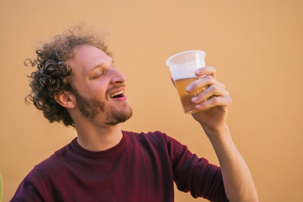 Joven bebiendo cerveza.