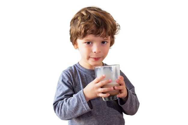 Joven bebiendo leche con chocolate