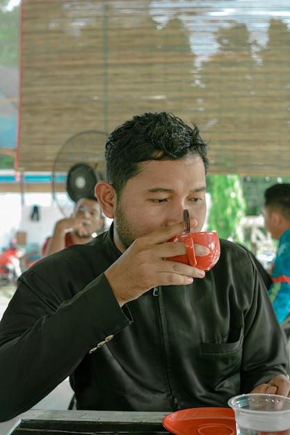Joven bebiendo un vaso