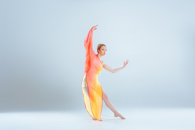 Joven y bella bailarina de ballet