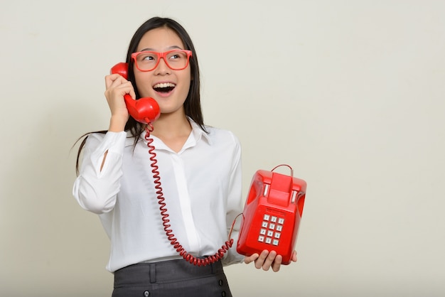 joven y bella empresaria asiática en blanco