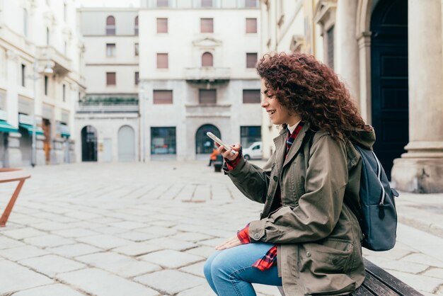 joven y bella mujer caucásica