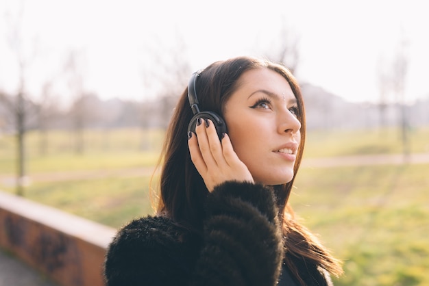 joven y bella mujer escuchando música con auriculares