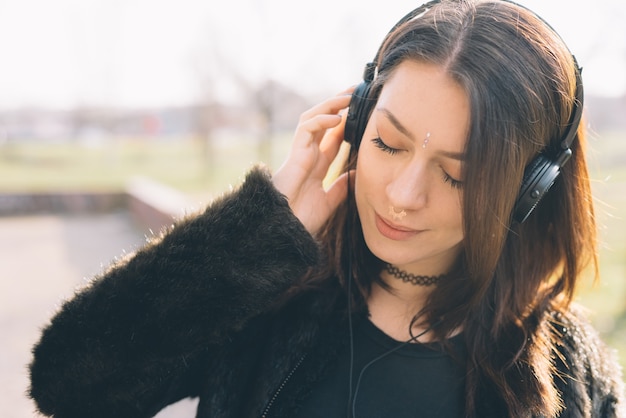 joven y bella mujer escuchando música con auriculares