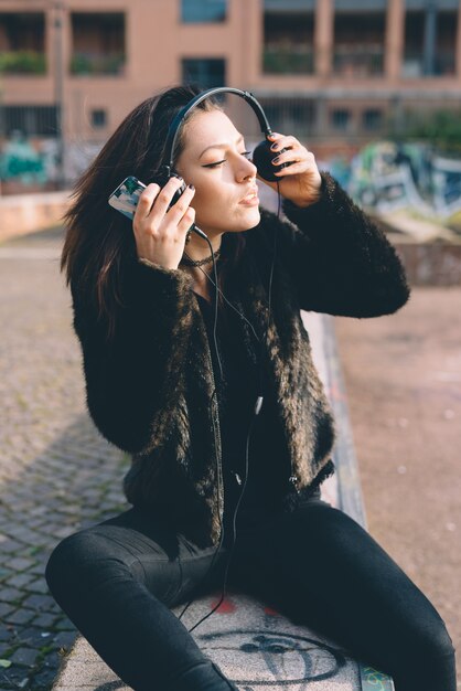 joven y bella mujer escuchando música con auriculares