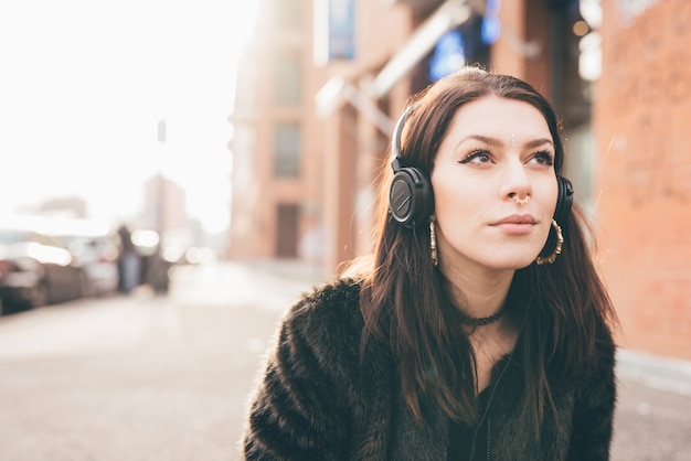 joven y bella mujer escuchando música con auriculares