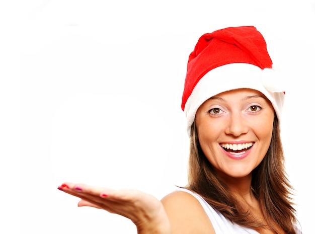 Una joven y bella mujer con gorro de Papá Noel sobre fondo blanco.