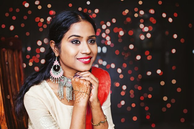 Joven y bella mujer india vistiendo joyas y ropas étnicas festivas