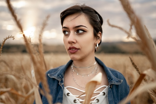 Joven y bella mujer latina de pelo corto retrato al aire libre Concepto de moda Plantación agrícola