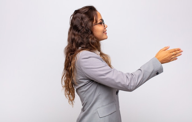 joven y bella mujer de negocios con gafas