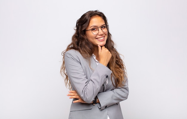 joven y bella mujer de negocios con gafas