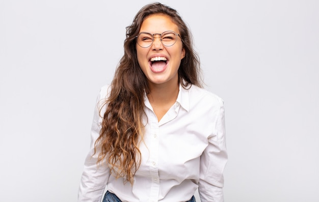 joven y bella mujer de negocios con gafas