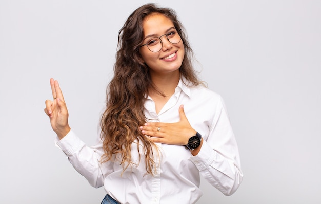 Foto joven y bella mujer de negocios con gafas