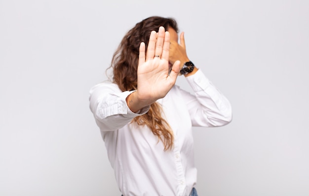 joven y bella mujer de negocios con gafas