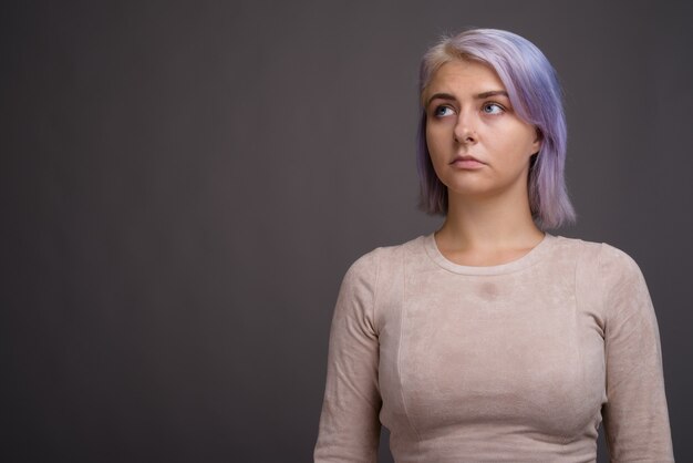 joven y bella mujer rebelde con cabello colorido