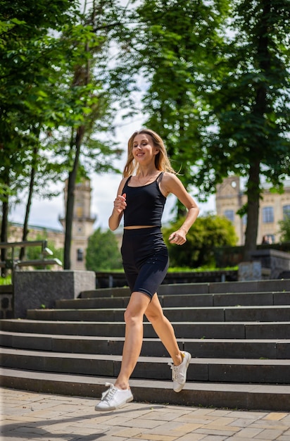 una joven y bella mujer rubia sube corriendo las escaleras