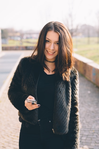 joven y bella mujer con smartphone