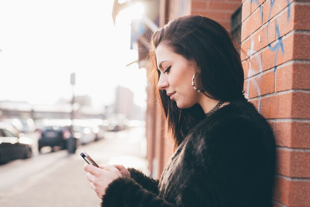 joven y bella mujer con smartphone