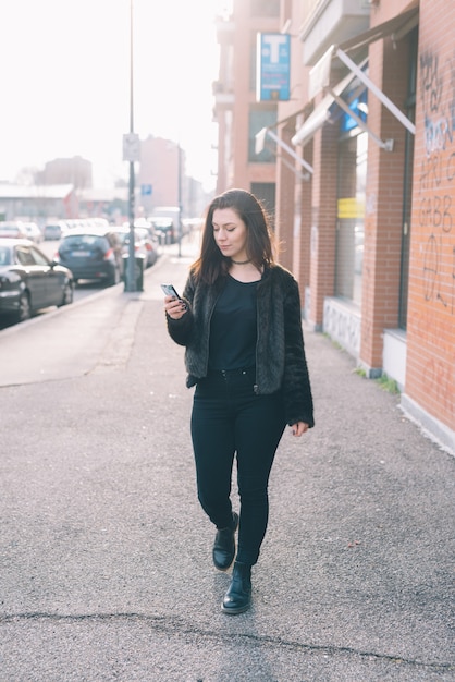 joven y bella mujer con smartphone