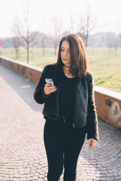 joven y bella mujer con smartphone