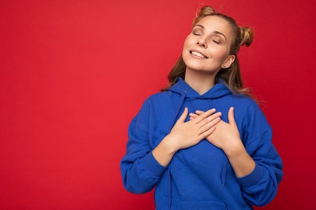 Joven y bella mujer sonriente feliz positiva con emociones sinceras vistiendo ropa elegante