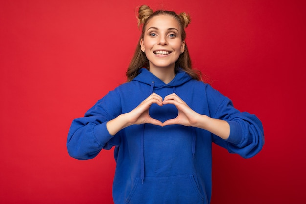 Joven y bella mujer sonriente feliz positiva con emociones sinceras vistiendo ropa elegante