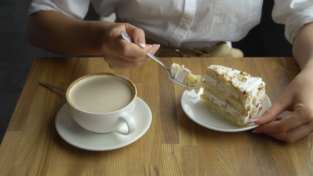 Una joven y bella mujer tomando café en un café. mujer joven en ropa de negocios en una pausa para el almuerzo.