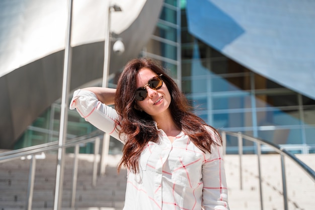 Una joven y bella mujer en el Walt Disney Concert Hall Turismo popular en Los Ángeles