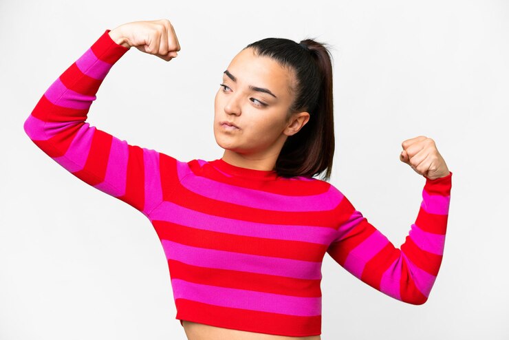 Foto joven belleza sobre fondo blanco aislado haciendo un fuerte gesto