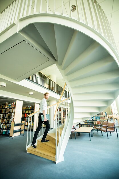 Joven en la biblioteca