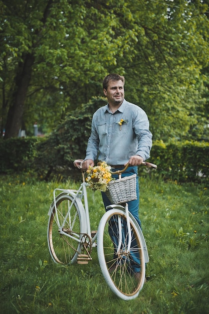 Foto el joven con una bicicleta 3131