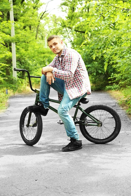 Joven en bicicleta BMX en el parque