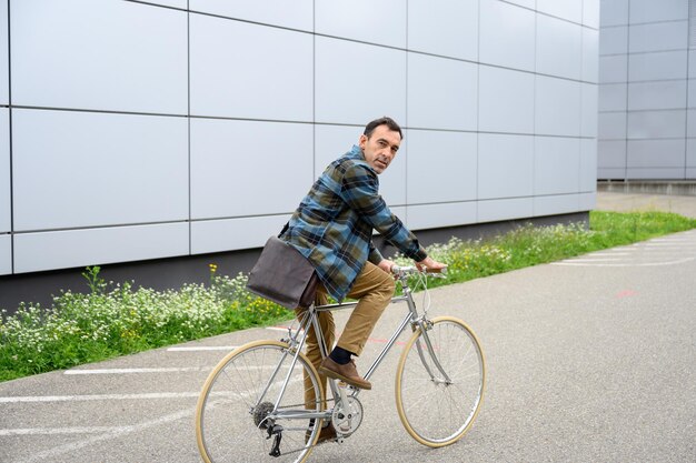 Joven en bicicleta