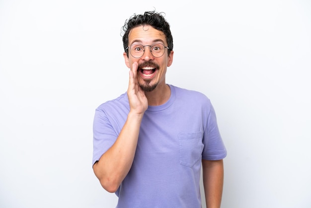 Joven con bigote aislado en fondo blanco gritando con la boca abierta