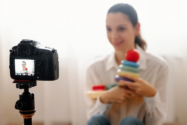 Joven blogger femenina con cámara.