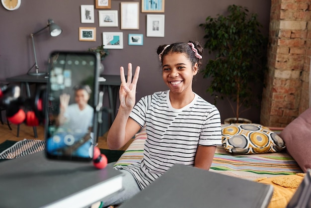 Foto joven blogger haciendo contenido en casa