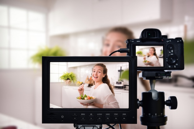 Joven blogger vlogger e influyente en línea que graba contenido de video sobre alimentos saludables