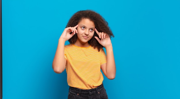 joven bonita chica afro