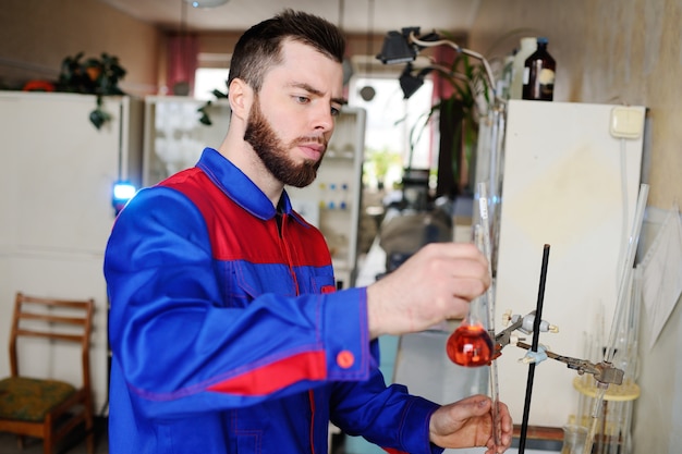 Joven bonita científica trabajando en el laboratorio