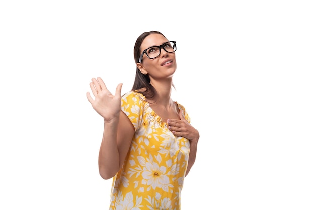 Una joven y bonita dama morena usa gafas para la corrección de la vista.