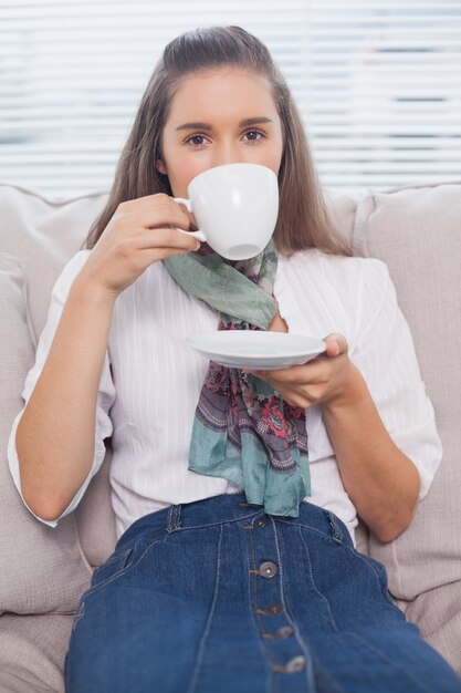 Joven bonita modelo tomando café