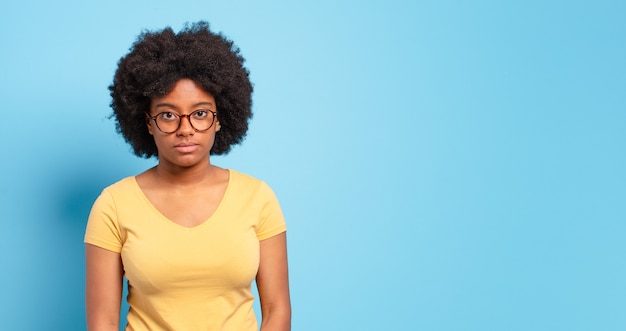 Joven bonita a mujer afro con espacio de copia