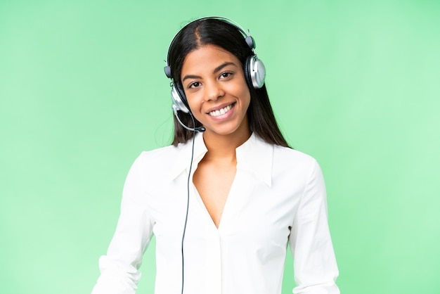 Joven y bonita mujer afroamericana