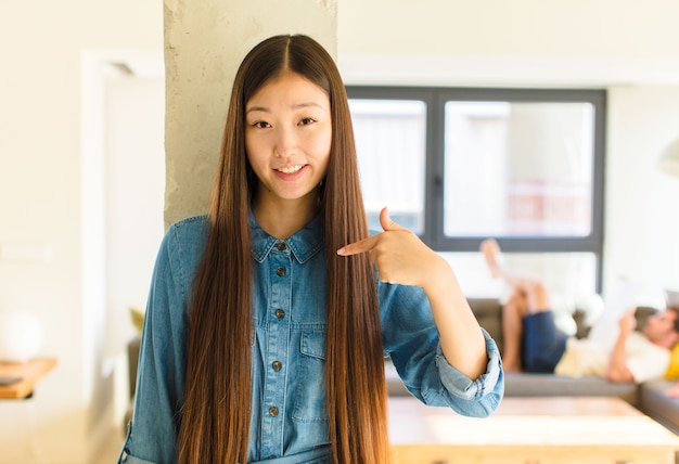 Joven bonita a mujer asiática con una camiseta en el interior