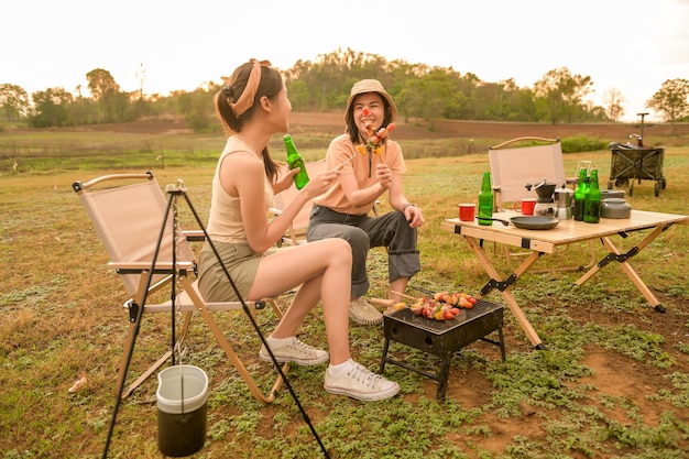 Joven bonita mujer asiática disfruta de acampar