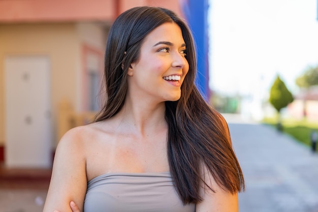 Joven y bonita mujer brasileña al aire libre feliz y sonriente