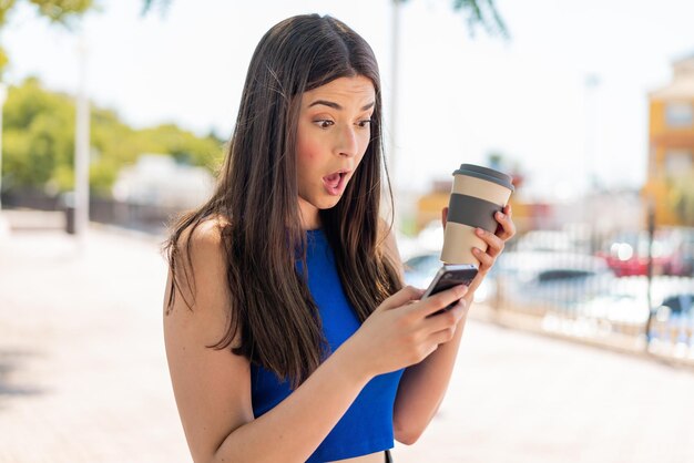 Joven y bonita mujer brasileña al aire libre